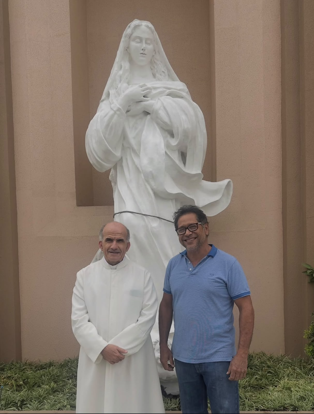 El padre Alfonso junto a la escultura de la Virgen María en su nicho